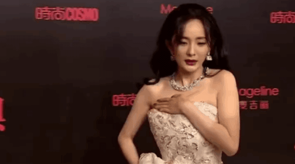 1 phút tỏa sáng các sao nữ này phải toát mồ hôi giữ váy áo