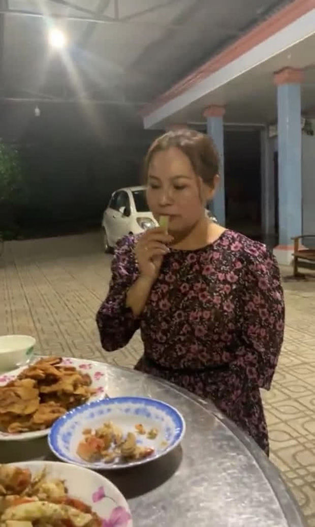 Quý Bình livestream bên gia đình, rộ nghi vấn bà xã 7X có tin vui