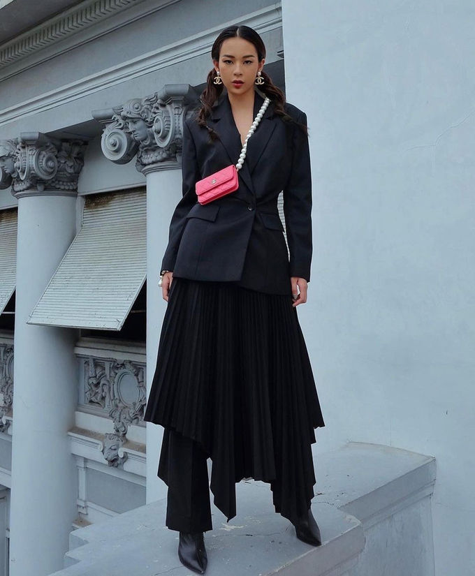 Style sao Việt tuần qua: Ngọc Trinh đốt mắt với đồ hở eo