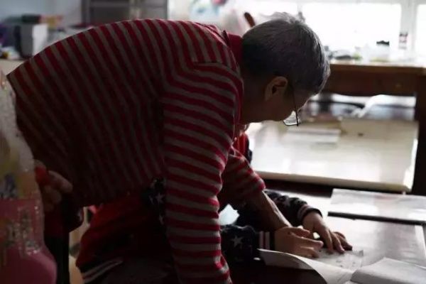 U60 còn sinh đôi, cụ bà phải làm part time 7 công ty để nuôi con
