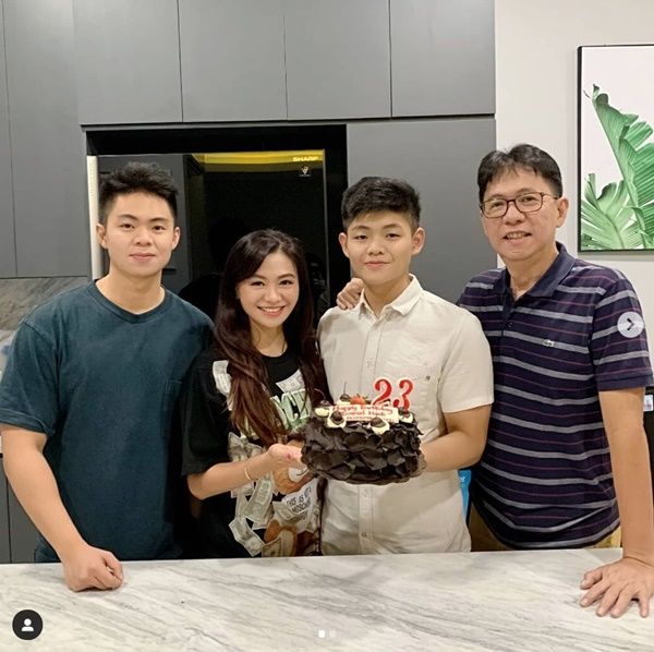 53 tuổi trẻ như gái 20, mẹ bị nhận nhầm là vợ con trai