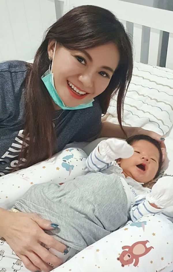 53 tuổi trẻ như gái 20, mẹ bị nhận nhầm là vợ con trai