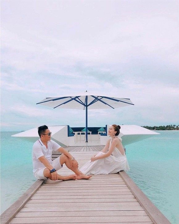 Bảo Thy khoe quà chồng tặng nhưng khung cảnh phía sau mới gây sốt