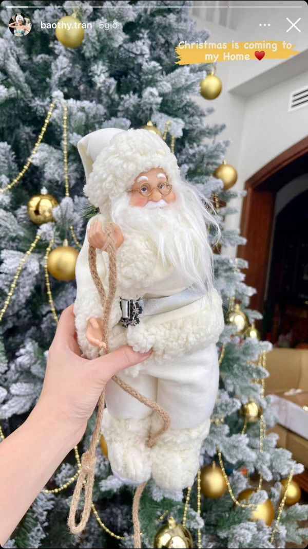 Bảo Thy trang trí Noel cho biệt thự trắng: Riêng cây thông cao đến 3m