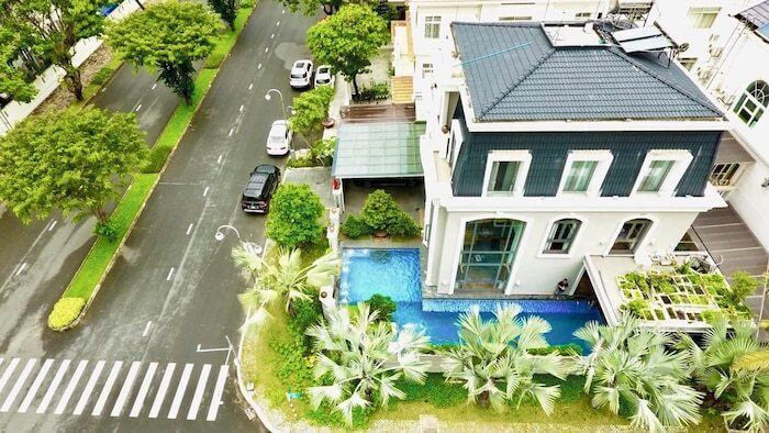 Bảo Thy trang trí Noel cho biệt thự trắng: Riêng cây thông cao đến 3m