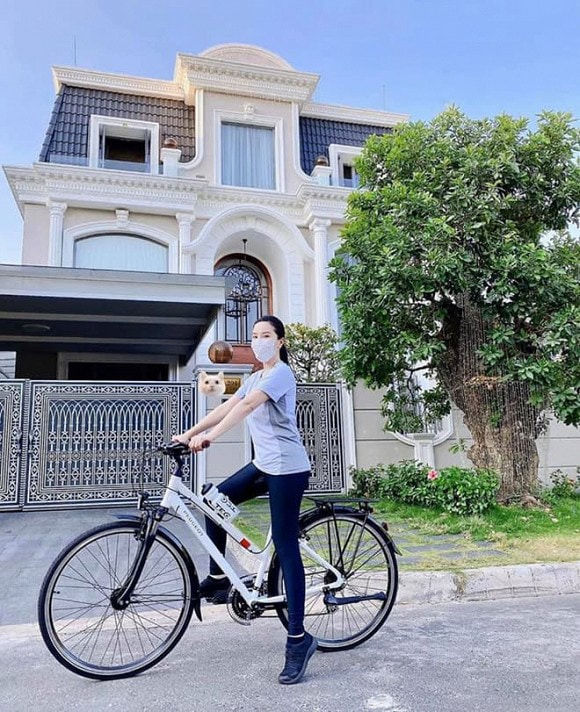 Bảo Thy trang trí Noel cho biệt thự trắng: Riêng cây thông cao đến 3m
