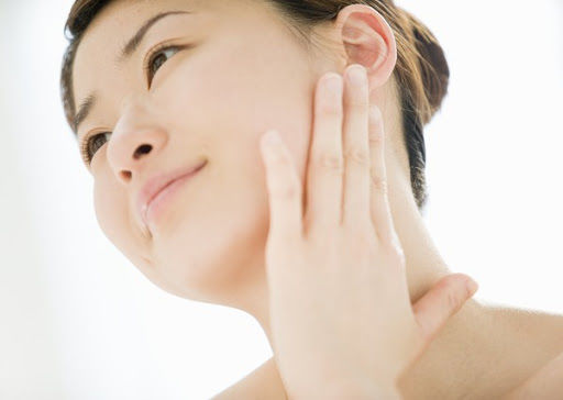 Cải thiện vùng da cổ nhăn nheo, thâm sạm nhờ nước cốt chanh, dầu oliu