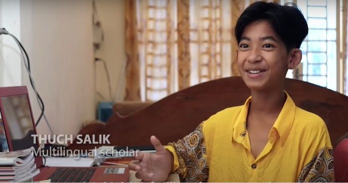 Sau 2 năm cậu bé bán rong Campuchia nói 16 thứ tiếng đổi đời ngoạn mục