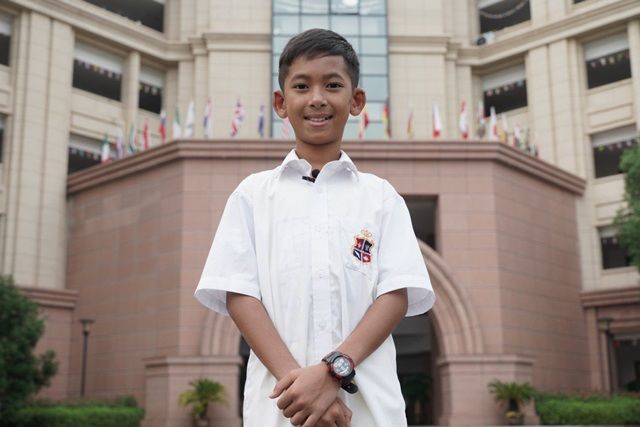 Sau 2 năm cậu bé bán rong Campuchia nói 16 thứ tiếng đổi đời ngoạn mục