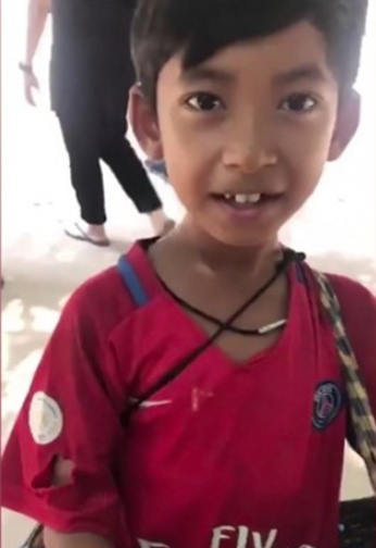 Sau 2 năm cậu bé bán rong Campuchia nói 16 thứ tiếng đổi đời ngoạn mục