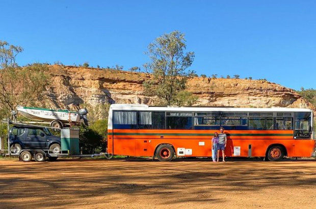 Chán ở trọ cặp đôi bỏ 700 triệu đồng tậu xe bus, F5 thành nhà di động