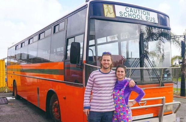 Chán ở trọ cặp đôi bỏ 700 triệu đồng tậu xe bus, F5 thành nhà di động