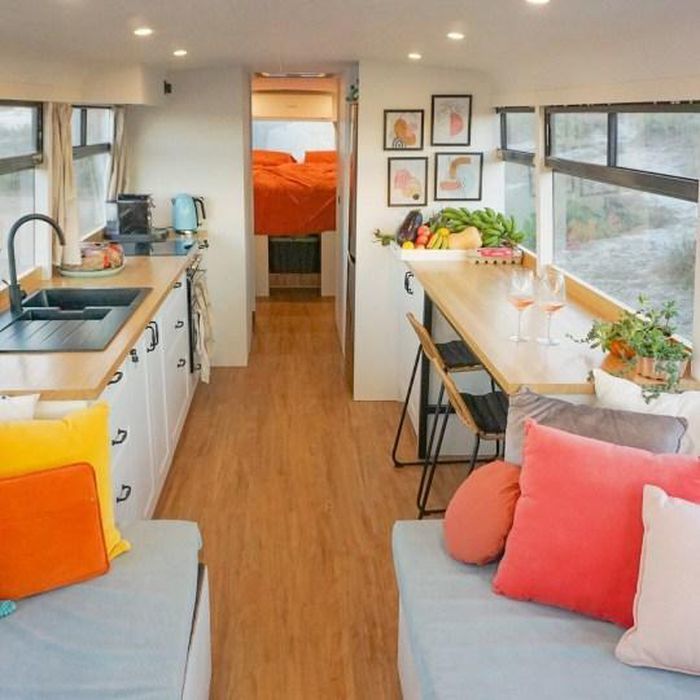 Chán ở trọ cặp đôi bỏ 700 triệu đồng tậu xe bus, F5 thành nhà di động
