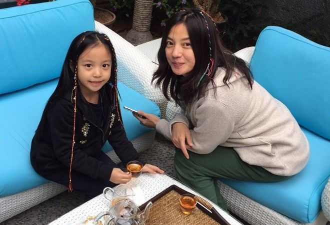 Chiều con như sao Cbiz: Lâm Tâm Như cho ái nữ ăn bằng bát mạ vàng