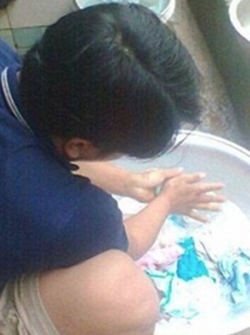 Lần đầu tiên giặt đồ cho vợ, chồng rơi nước mắt nhìn đồ lót vợ sờn cũ