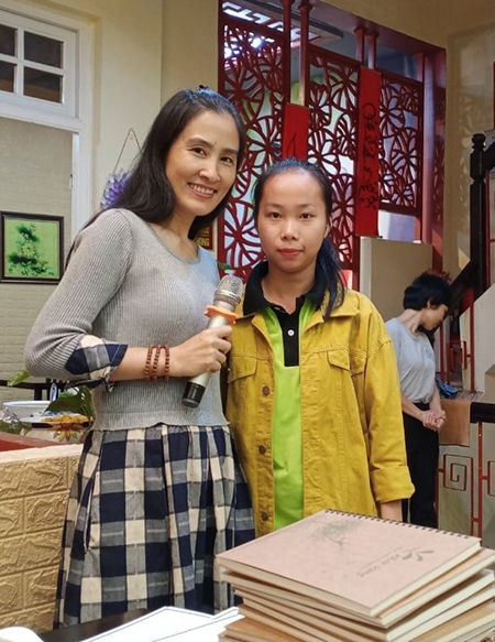 Nghệ An: Cô bé rửa bát thuê nhận học bổng 1 tỷ đồng từ ĐH Anh quốc