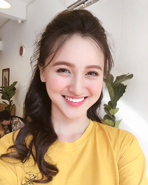 Hotgirl Mai Tây khoe mẹ chồng tương lai trẻ như gái đôi mươi