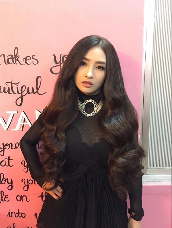 Hotgirl Mai Tây khoe mẹ chồng tương lai trẻ như gái đôi mươi