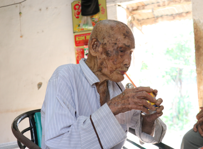 Bình Phước: Cụ ông 108 tuổi vẫn khỏe mạnh, minh mẫn nhờ sở thích kỳ lạ