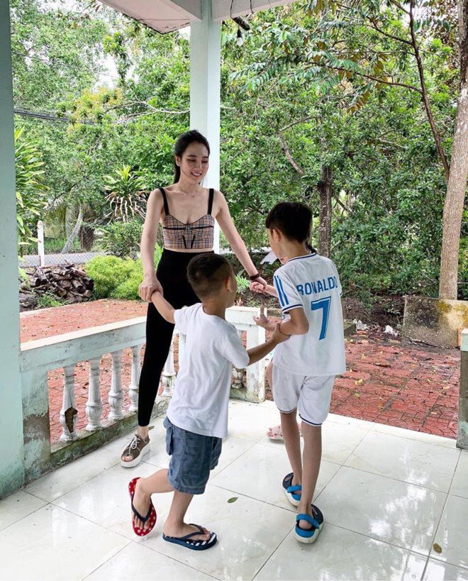 Cuộc sống ở nhà chăm con của vợ đạo diễn Ngô Quang Hải