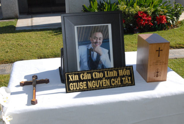 Tro cốt NS Chí Tài đã được an vị ở nghĩa trang Holy Sepulcher Cemetery