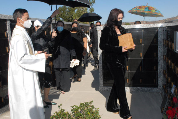 Tro cốt NS Chí Tài đã được an vị ở nghĩa trang Holy Sepulcher Cemetery