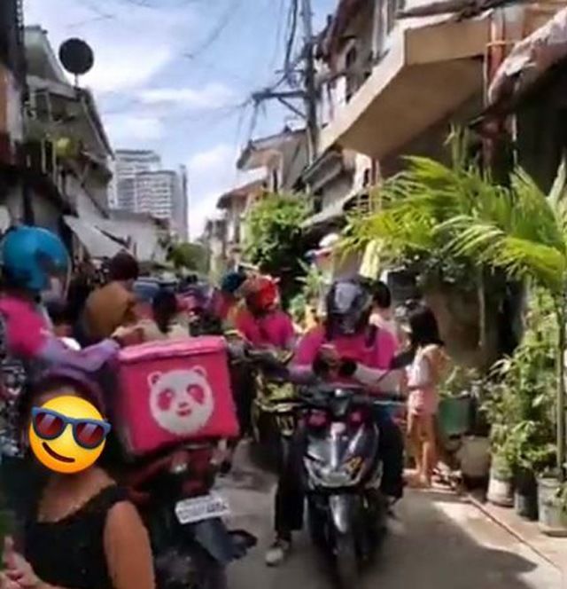 Bé gái 7 tuổi bật khóc khi đặt 1 đơn hàng nhưng 42 shipper mang đến