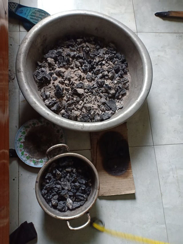 Mẹ bỉm nằm than sưởi ấm, 4 mẹ con gặp nguy kịch, có bé 20 ngày tuổi