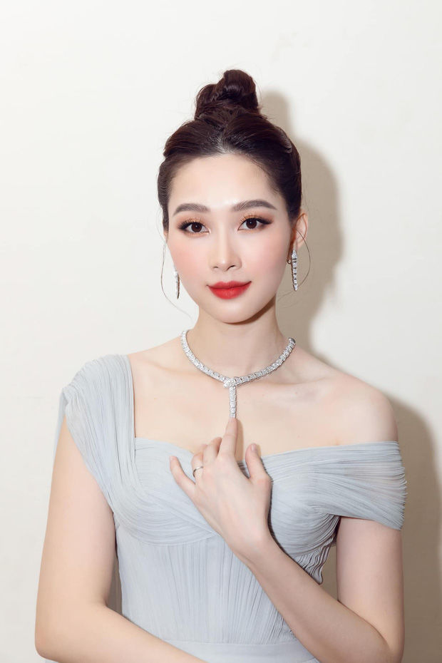Ảnh chưa photoshop của Hoa Hậu Việt: Thu Thảo, Đỗ Thị Hà so kè cực gắt