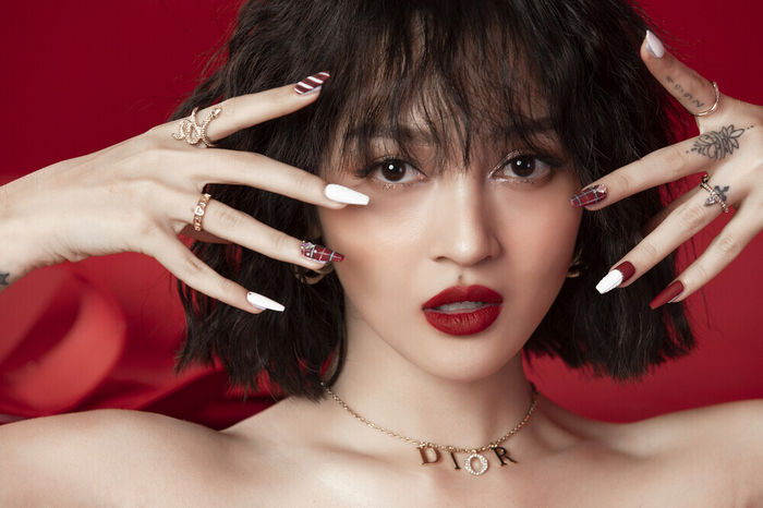 Mỹ nhân Việt vẽ nail long lanh đón Giáng sinh, chị em xem mà áp dụng