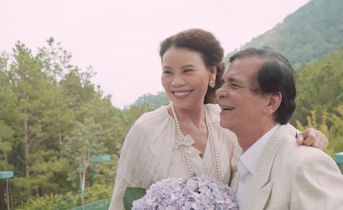 Hà Hồ e ấp bên Kim Lý khi chụp ảnh cưới, mẹ ruột nhắn nhủ lời cảm động