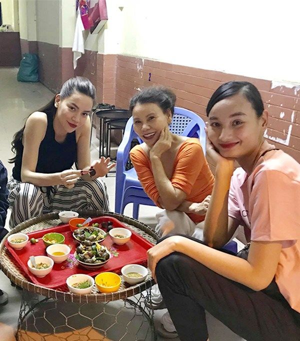 Hồ Ngọc Hà mới sinh đôi đã vô tư đi làm, đi chơi, thoải mái ăn uống