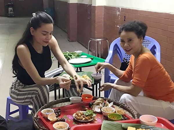 Hồ Ngọc Hà mới sinh đôi đã vô tư đi làm, đi chơi, thoải mái ăn uống