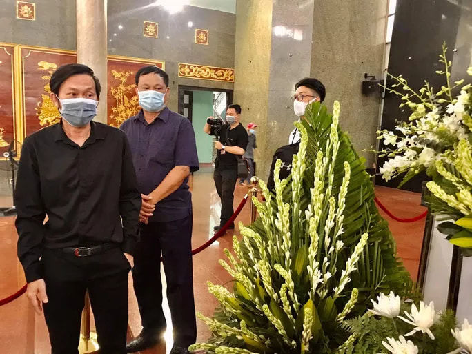 Hoài Linh và ngàn người hâm mộ đến tiễn đưa danh hài Chí Tài