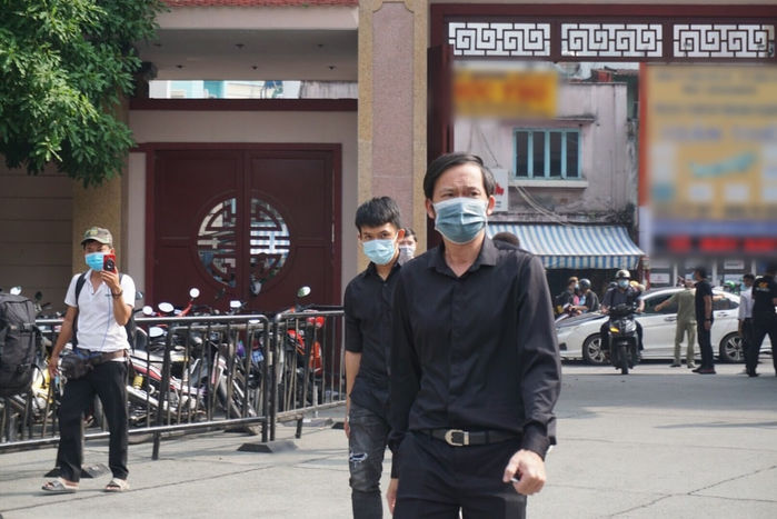 Hoài Linh và ngàn người hâm mộ đến tiễn đưa danh hài Chí Tài