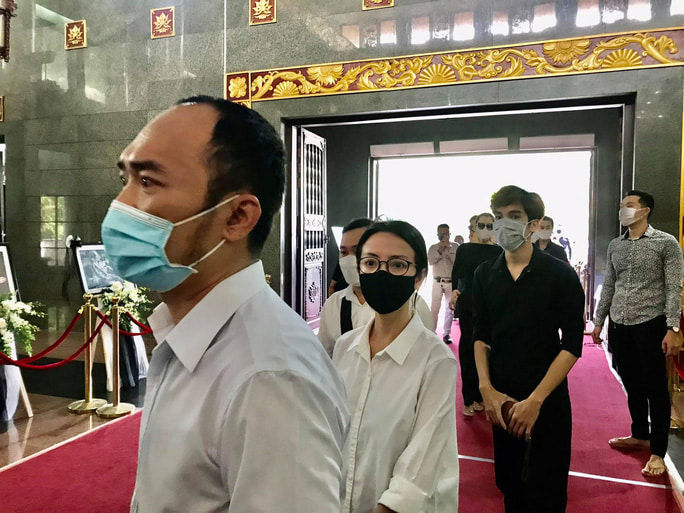 Hoài Linh và ngàn người hâm mộ đến tiễn đưa danh hài Chí Tài