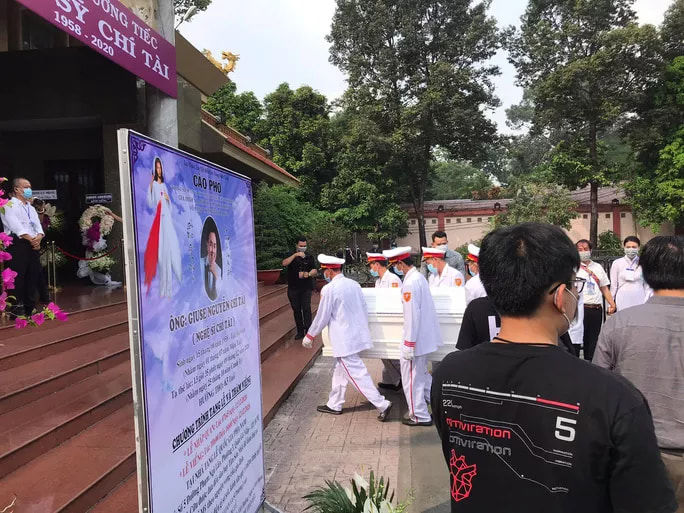 Hoài Linh và ngàn người hâm mộ đến tiễn đưa danh hài Chí Tài