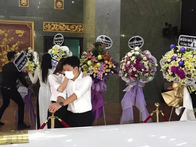 Hoài Linh và ngàn người hâm mộ đến tiễn đưa danh hài Chí Tài