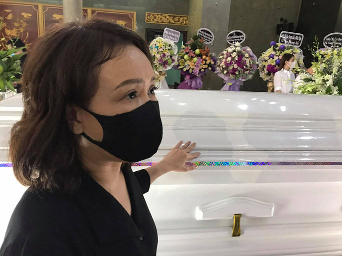 Hoài Linh và ngàn người hâm mộ đến tiễn đưa danh hài Chí Tài