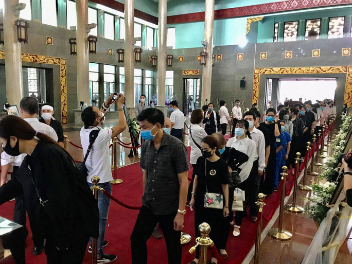 Hoài Linh và ngàn người hâm mộ đến tiễn đưa danh hài Chí Tài