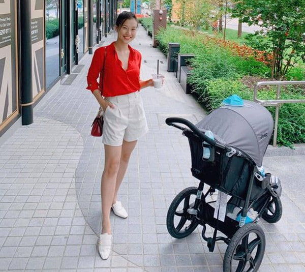 Hoàng Oanh tự tin khoe ảnh giường chiếu do chồng Tây bấm máy