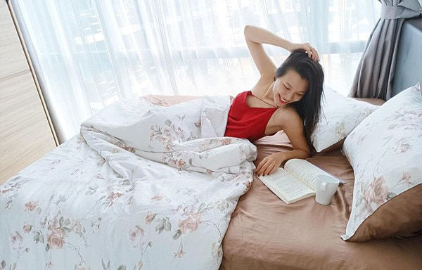 Hoàng Oanh tự tin khoe ảnh giường chiếu do chồng Tây bấm máy