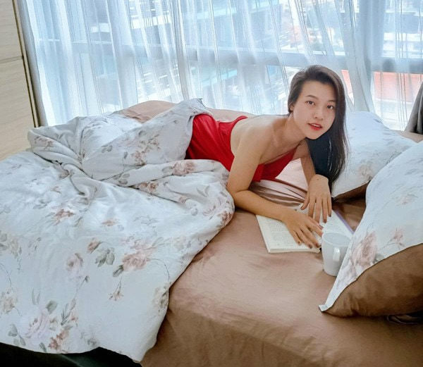 Hoàng Oanh tự tin khoe ảnh giường chiếu do chồng Tây bấm máy