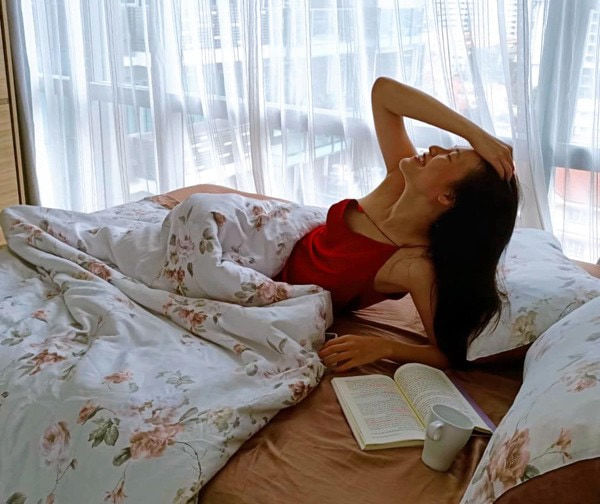 Hoàng Oanh tự tin khoe ảnh giường chiếu do chồng Tây bấm máy