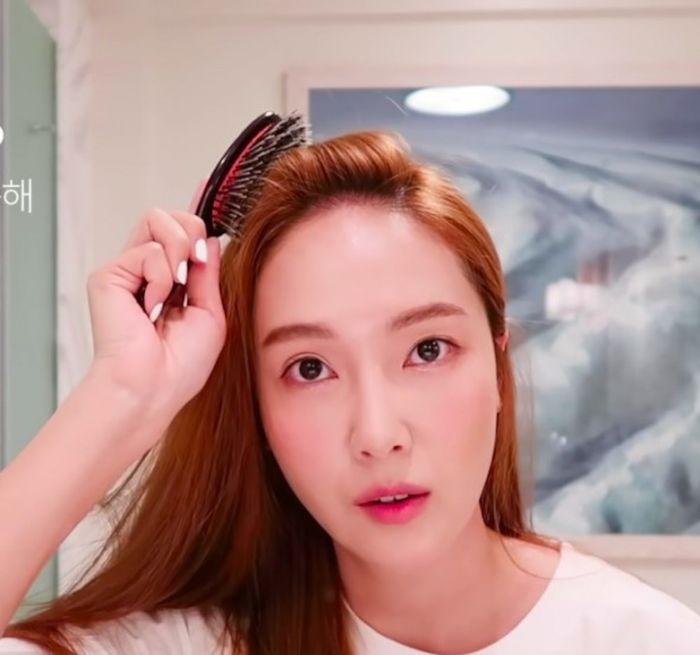 Học Jessica Jung tự tạo kiểu tóc sang chảnh chỉ với lược và máy sấy