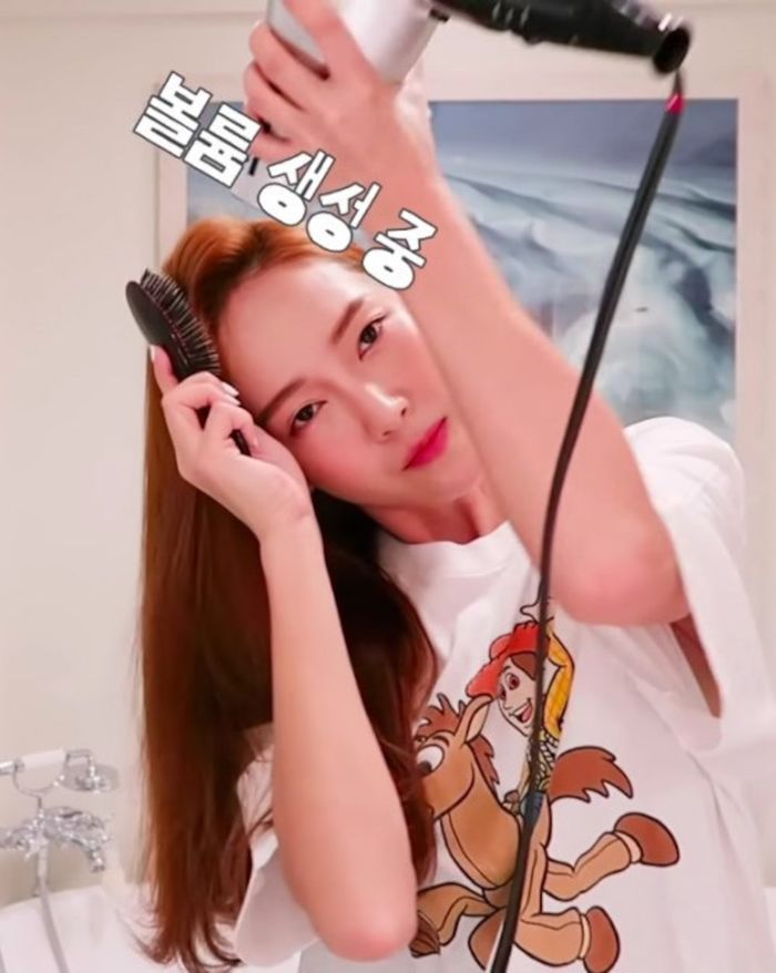 Học Jessica Jung tự tạo kiểu tóc sang chảnh chỉ với lược và máy sấy