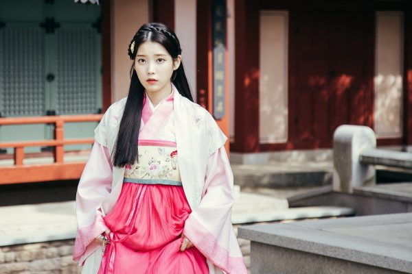 IU tung bộ ảnh xuyên không, netizen khen đệ nhất mỹ nhân cổ trang