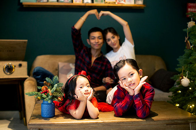 Khánh Thi - Phan Hiển tình tứ trong bộ ảnh mừng Giáng sinh