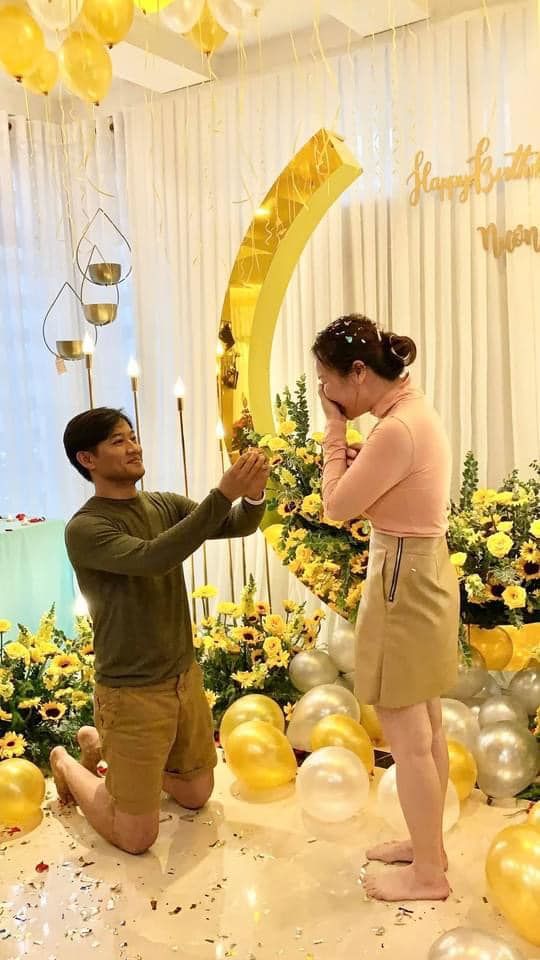 Khoảnh khắc cầu hôn của Quý Bình và vợ doanh nhân