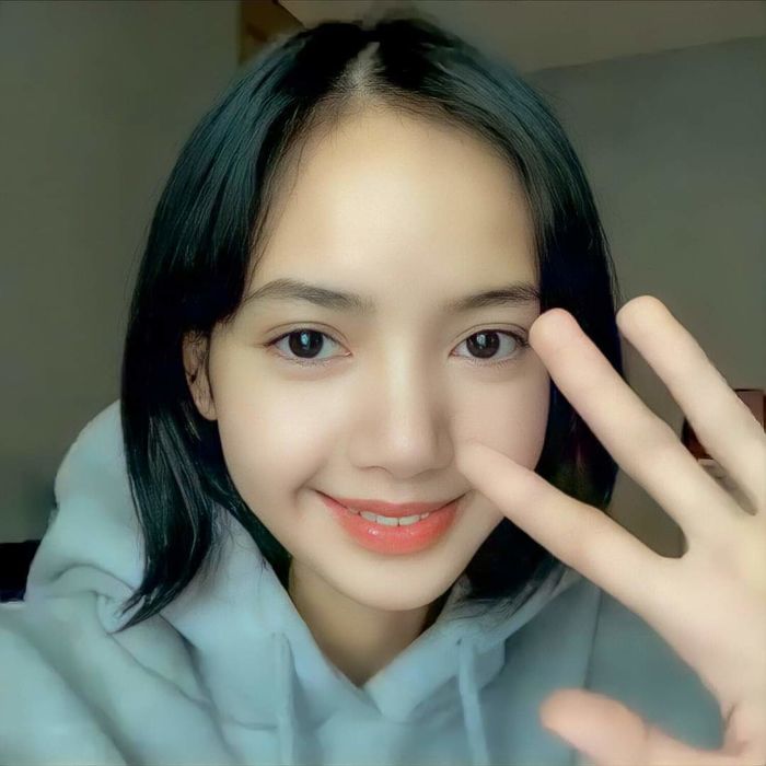 Không hổ là Lisa: Vén “tóc mái 200 tỷ” leo thẳng top trending thế giới